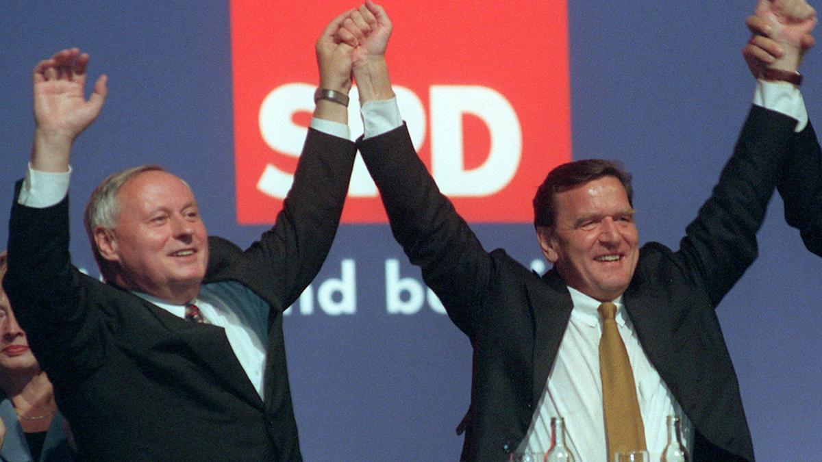 Lang ist's her: Der damalige SPD-Kanzlerkandidat Gerhard Schröder (r) und der damalige SPD-Chef Oskar Lafontaine bei der Wahlkampfabschlußveranstaltung ihrer Partei vor fast 25 Jahren. - Foto: Peer Grimm/Zentralbild/dpa