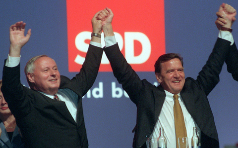 Lang ist's her: Der damalige SPD-Kanzlerkandidat Gerhard Schröder (r) und der damalige SPD-Chef Oskar Lafontaine bei der Wahlkampfabschlußveranstaltung ihrer Partei vor fast 25 Jahren. - Foto: Peer Grimm/Zentralbild/dpa