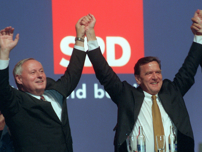 Lang ist's her: Der damalige SPD-Kanzlerkandidat Gerhard Schröder (r) und der damalige SPD-Chef Oskar Lafontaine bei der Wahlkampfabschlußveranstaltung ihrer Partei vor fast 25 Jahren. - Foto: Peer Grimm/Zentralbild/dpa