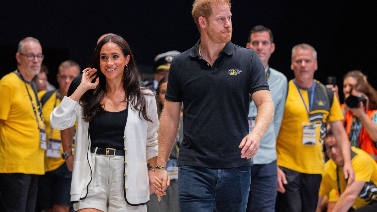 Prinz Harry (M) und seine Frau Meghan bei der Abschlussfeier der 6. Invictus Games in der Merkur Spiel-Arena. - Foto: Rolf Vennenbernd/dpa