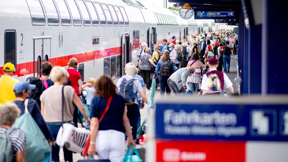 Sparpreis-Kunden müssen zukünftig ihre Kontaktdaten angeben. - Bild: Hauke-Christian Dittrich/dpa