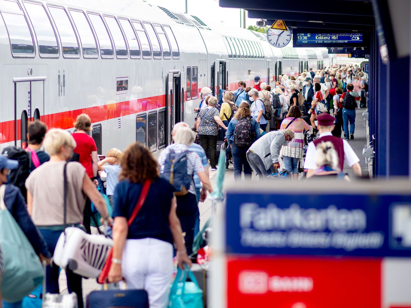 Sparpreis-Kunden müssen zukünftig ihre Kontaktdaten angeben. - Foto: Hauke-Christian Dittrich/dpa