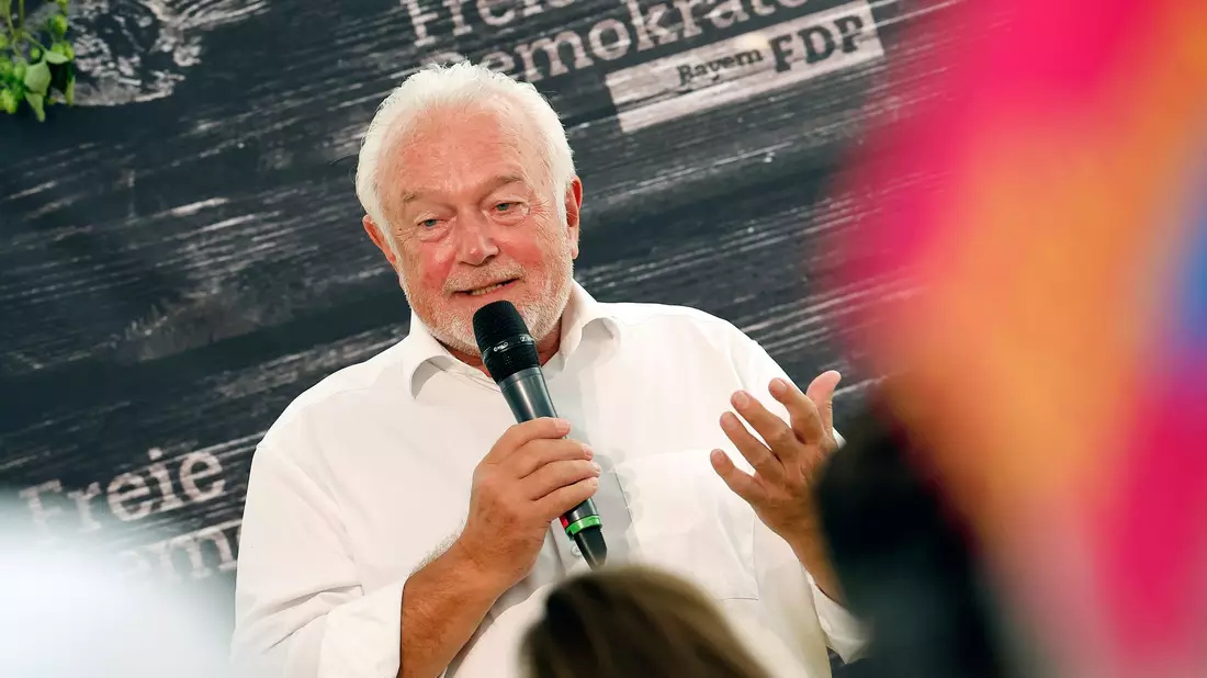 Wolfgang Kubicki fühlt sich auch auf hoher See wohl. - Bild: Daniel Löb/dpa