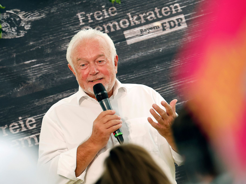 Wolfgang Kubicki fühlt sich auch auf hoher See wohl. - Foto: Daniel Löb/dpa