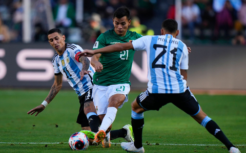 Boliviens Hector Cuellar in Aktion gegen die Argentinier Angel Di Maria (l) und Nahuel Molina (21). - Foto: Juan Karita/AP Boliviens Hector Cuellar in Aktion gegen die Argentinier Angel Di Maria (l) und Nahuel Molina (21). - Foto: Juan Karita/AP