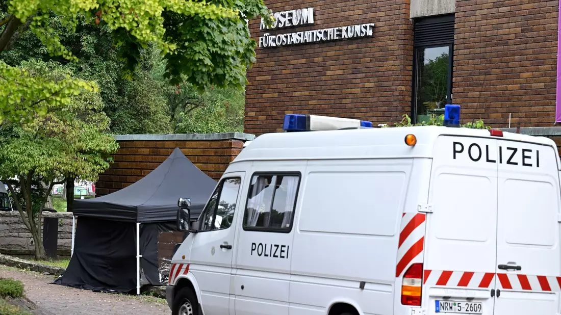Die Spurensicherung der Polizei am Museum für Ostasiatische Kunst in Köln. - Bild: Roberto Pfeil/dpa