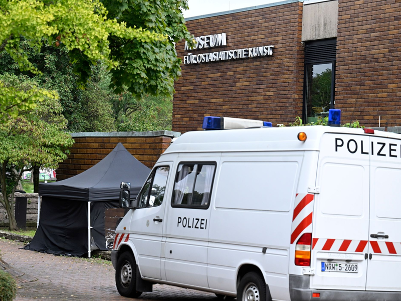 Die Spurensicherung der Polizei am Museum für Ostasiatische Kunst in Köln. - Foto: Roberto Pfeil/dpa