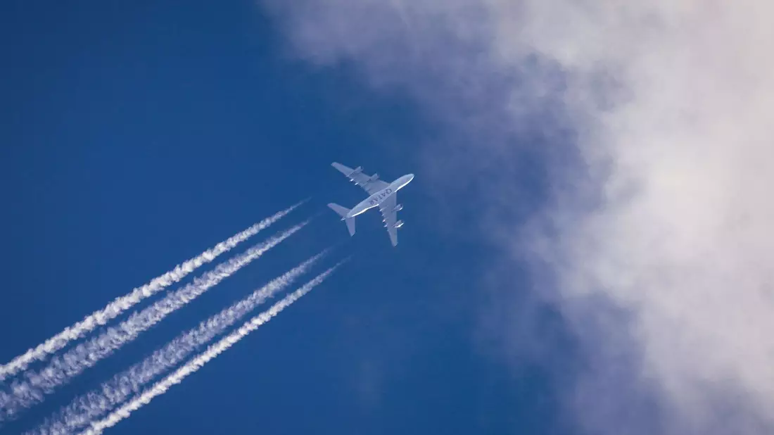 Schon ab 2025 müssen in der EU Flugbenzin nachhaltige Kraftstoffe beigemischt werden. - Bild: Frank Rumpenhorst/dpa