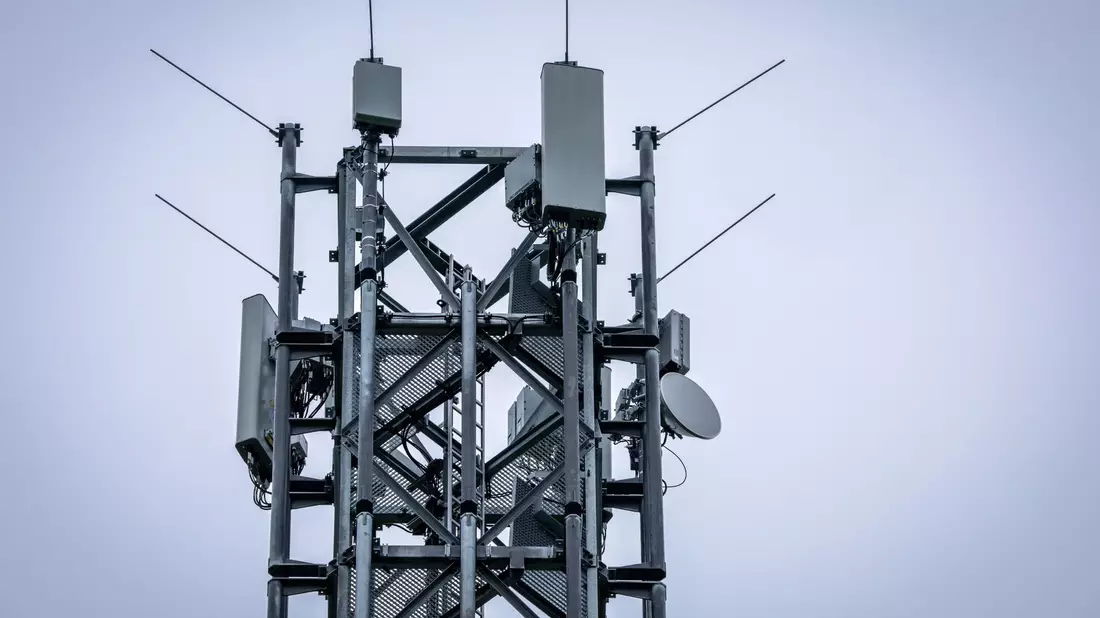 Dank besserer Mobilfunkantennen sollen Autofahrer bald störungsfreier unterwegs telefonieren können. - Bild: Jens Büttner/dpa