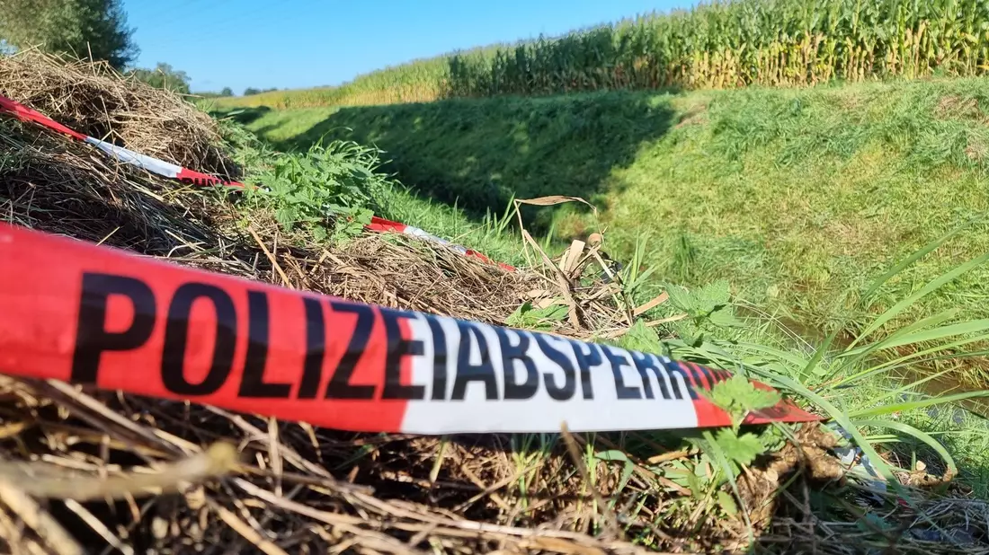 Absperrband der Polizei am Tatort im niedersächsischen Barenburg im Landkreis Diepholz. - Bild: -/TNN/dpa