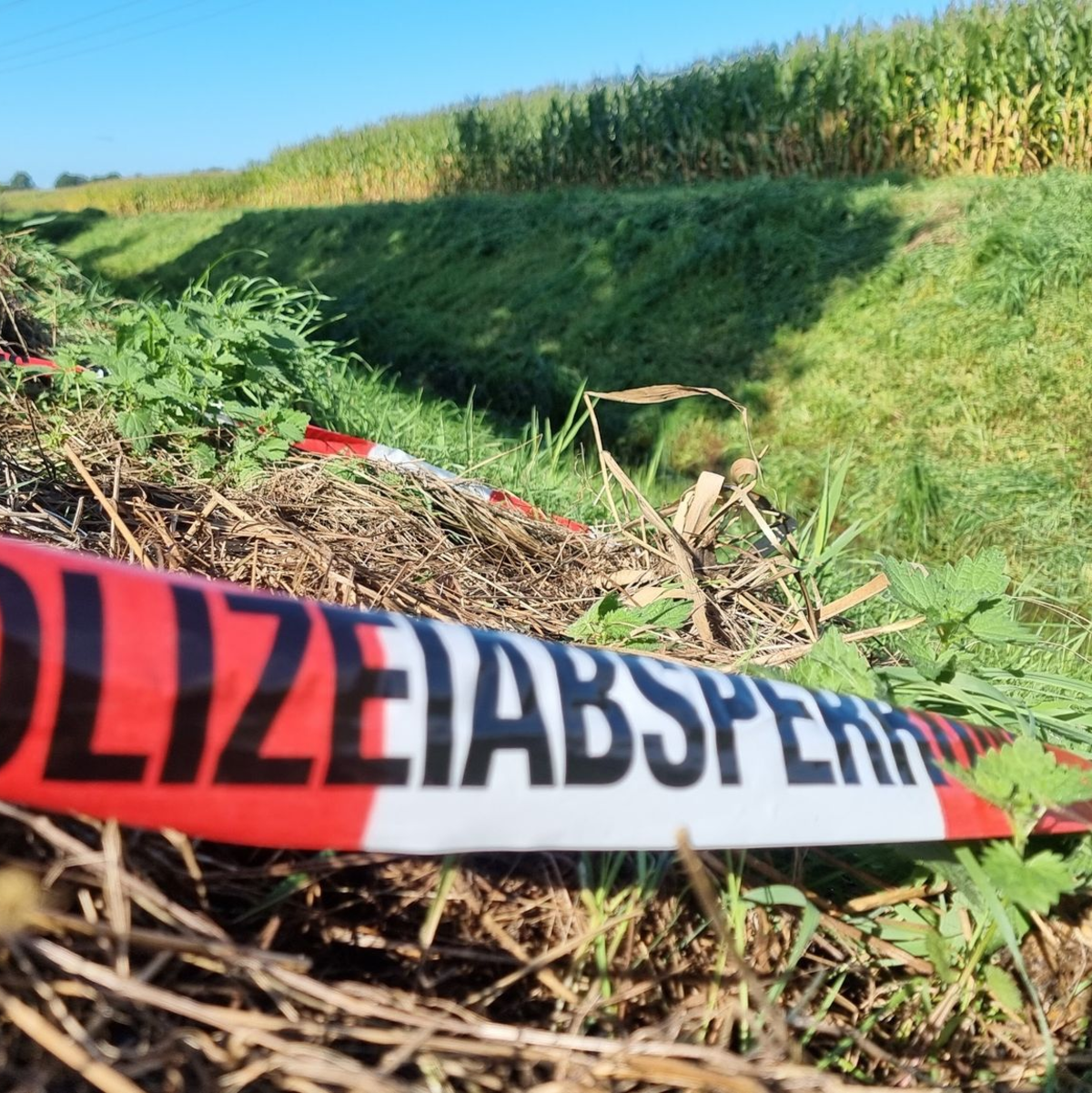 Absperrband der Polizei am Tatort im niedersächsischen Barenburg im Landkreis Diepholz. - Foto: -/TNN/dpa