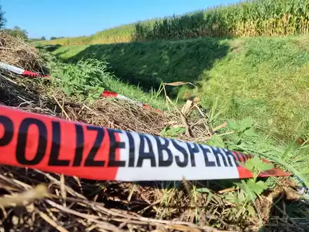 Absperrband der Polizei am Tatort im niedersächsischen Barenburg im Landkreis Diepholz. - Foto: -/TNN/dpa