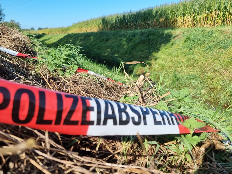 Absperrband der Polizei am Tatort im niedersächsischen Barenburg im Landkreis Diepholz. - Foto: -/TNN/dpa