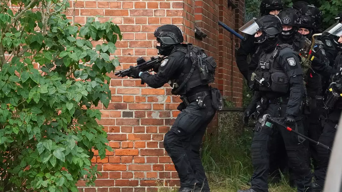 Eine Sondereinheit der Polizei durchsucht am 12. September das Gelände des ehemaligen Marinefliegergeschwaders 5 in Kiel-Holtenau. Am Abend befreiten die Beamten die Geisel aus einem Hangargebäude. - Bild: Marcus Brandt/dpa