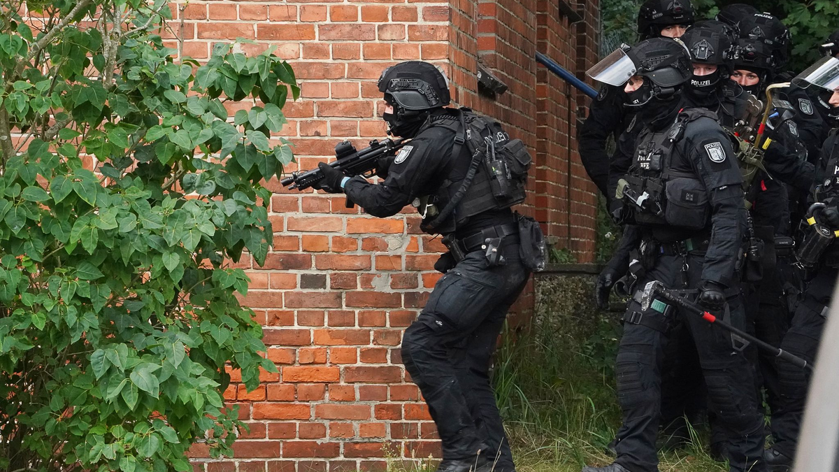 Eine Sondereinheit der Polizei durchsucht am 12. September das Gelände des ehemaligen Marinefliegergeschwaders 5 in Kiel-Holtenau. Am Abend befreiten die Beamten die Geisel aus einem Hangargebäude. - Foto: Marcus Brandt/dpa