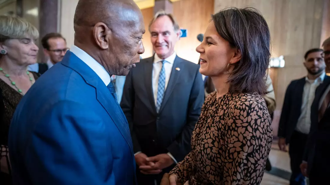 Annalena Baerbock wird von Houstons Bürgermeister Sylvester Turner empfangen. Im Hintergrund: Leipzigs Oberbürgermeister Burkhard Jung. - Bild: Michael Kappeler/dpa