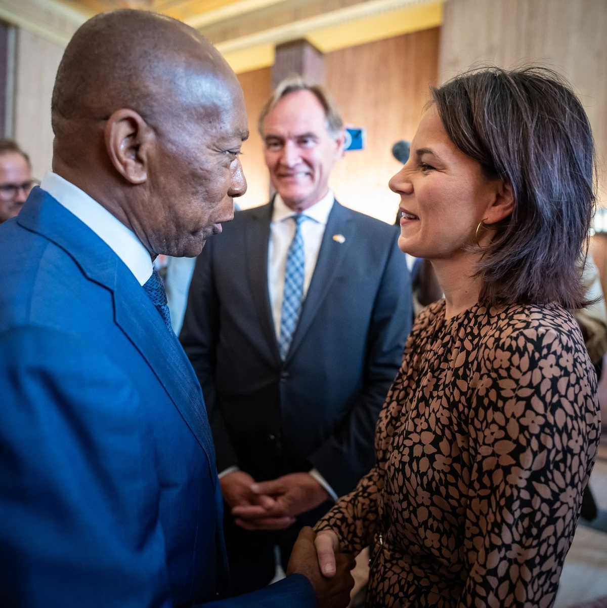 Annalena Baerbock wird von Houstons Bürgermeister Sylvester Turner empfangen. Im Hintergrund: Leipzigs Oberbürgermeister Burkhard Jung. - Foto: Michael Kappeler/dpa