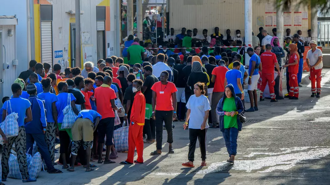 Migranten auf der Insel Lampedusa. - Bild: Marcello Valeri/ZUMA Press Wire/dpa