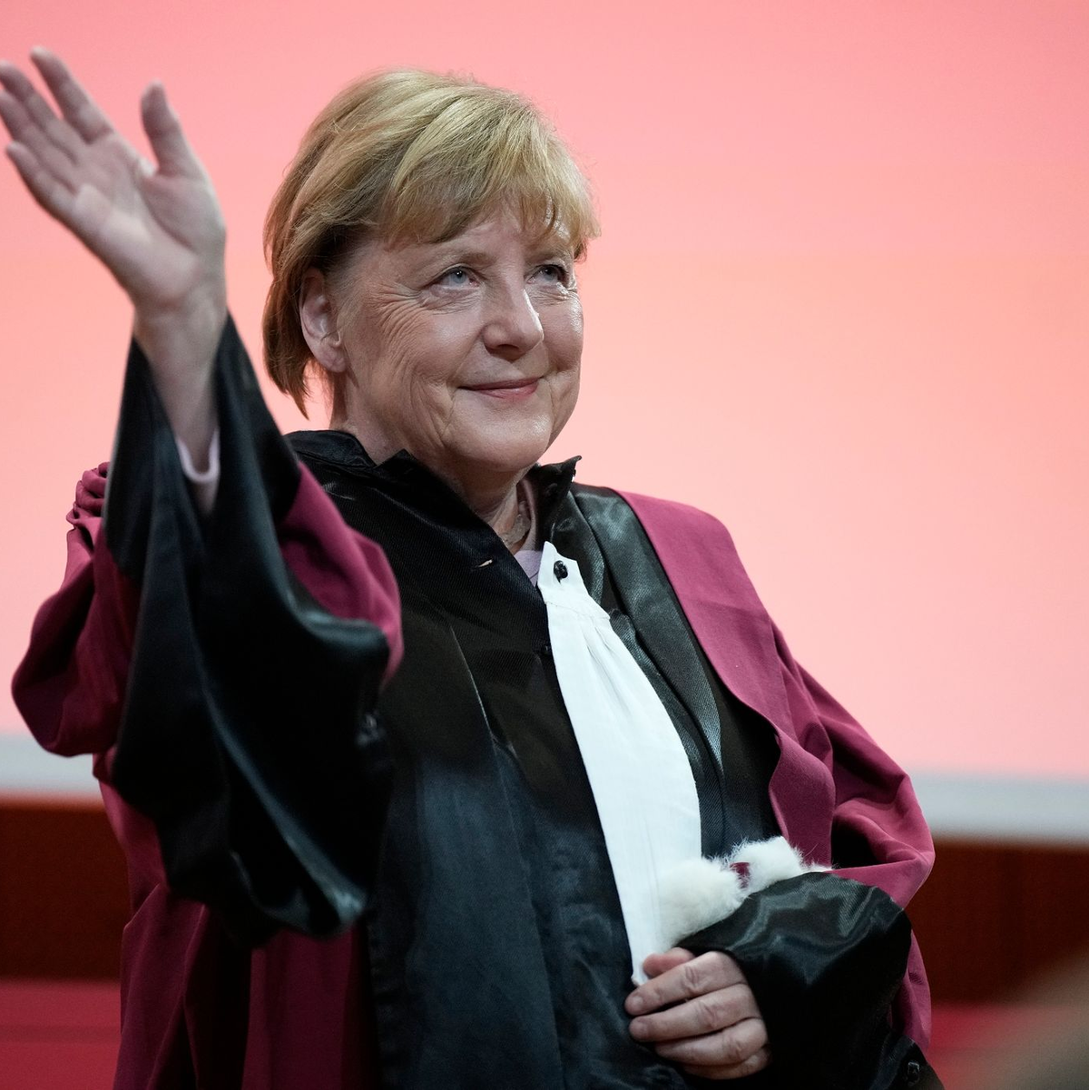 Ex-Bundeskanzlerin Angela Merkel hat erst kürzlich in Paris die Ehrendoktorwürde erhalten. Jetzt feierte sie das 50-jährige Jubiläum ihres Abiturs. - Foto: Lewis Joly/AP/dpa