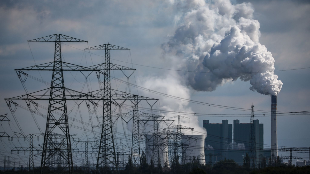 Hochspannungsleitungen führen zum Braunkohlekraftwerk Schkopau westlich von Halle (Saale). - Foto: Jan Woitas/dpa
