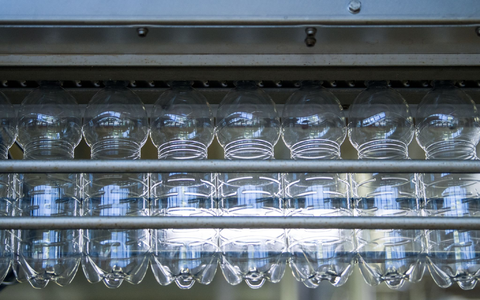 Bisphenol A ist eine synthetische Chemikalie, die beispielsweise in Plastikflaschen und Konservendosen verwendet wird, aber auch in Trinkwasserleitungen. - Foto: Sebastian Gollnow/dpa