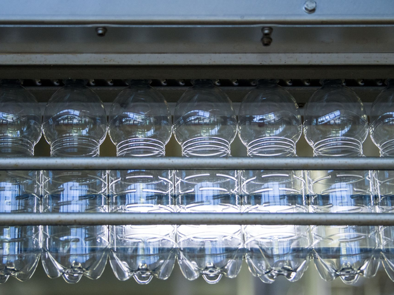 Bisphenol A ist eine synthetische Chemikalie, die beispielsweise in Plastikflaschen und Konservendosen verwendet wird, aber auch in Trinkwasserleitungen. - Foto: Sebastian Gollnow/dpa