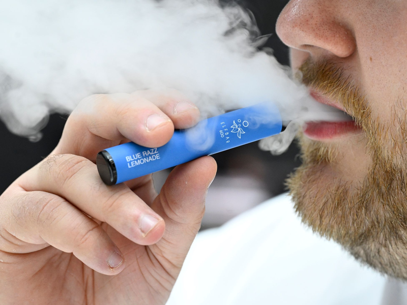 Deutliche Kritik gibt es an Einweg-E-Zigaretten. - Foto: Roberto Pfeil/dpa