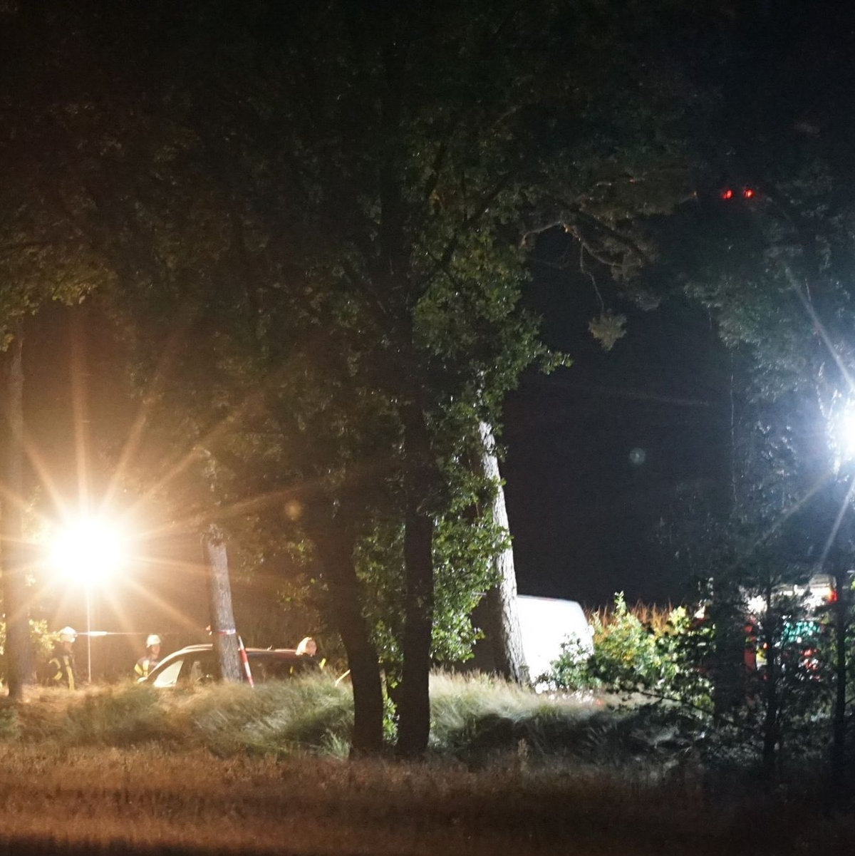 Polizei und Spurensicherung ermitteln am Auto des festgenommenen Tatverdächtigen in der Nähe der A7. - Foto: Christof Dathe/dpa