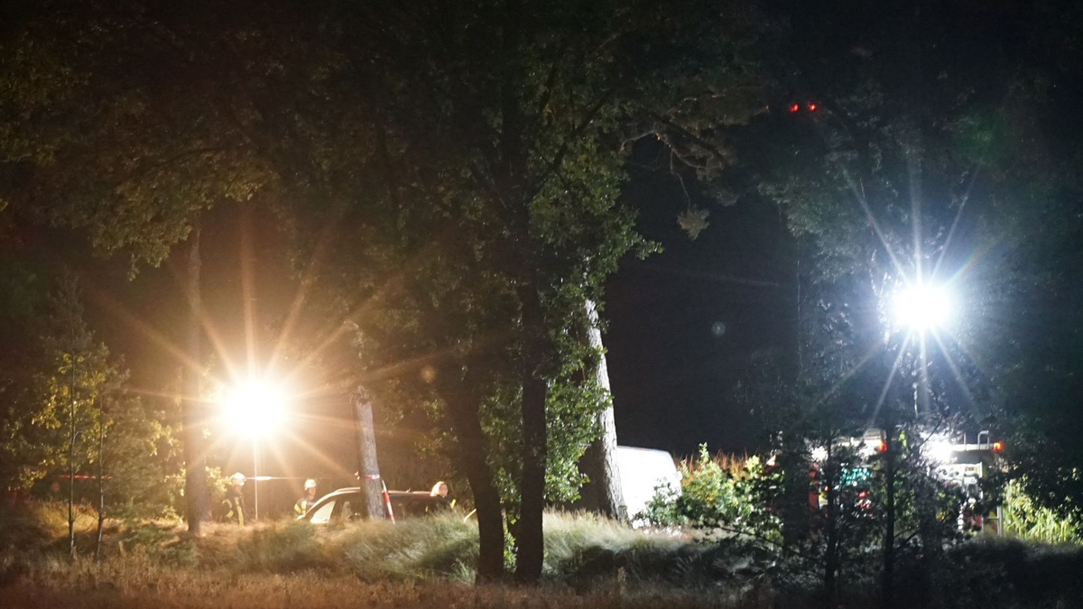 Polizei und Spurensicherung ermitteln am Auto des festgenommenen Tatverdächtigen in der Nähe der A7. - Foto: Christof Dathe/dpa