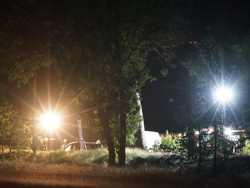 Polizei und Spurensicherung ermitteln am Auto des festgenommenen Tatverdächtigen in der Nähe der A7. - Foto: Christof Dathe/dpa