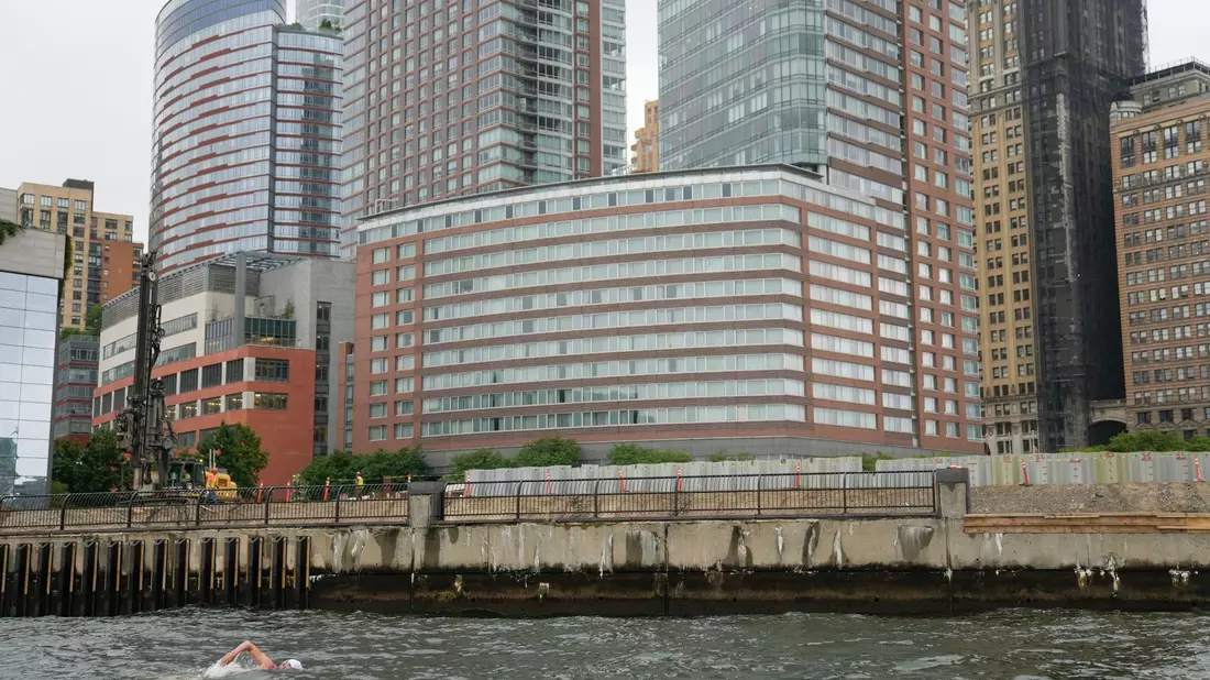 Lewis Pugh erreicht Lower Manhattan. Der 53-jährige Ausdauerschwimmer beendete dort seine einmonatige Flussreise entlang des gesamten Hudson River. - Bild: Seth Wenig/AP/dpa