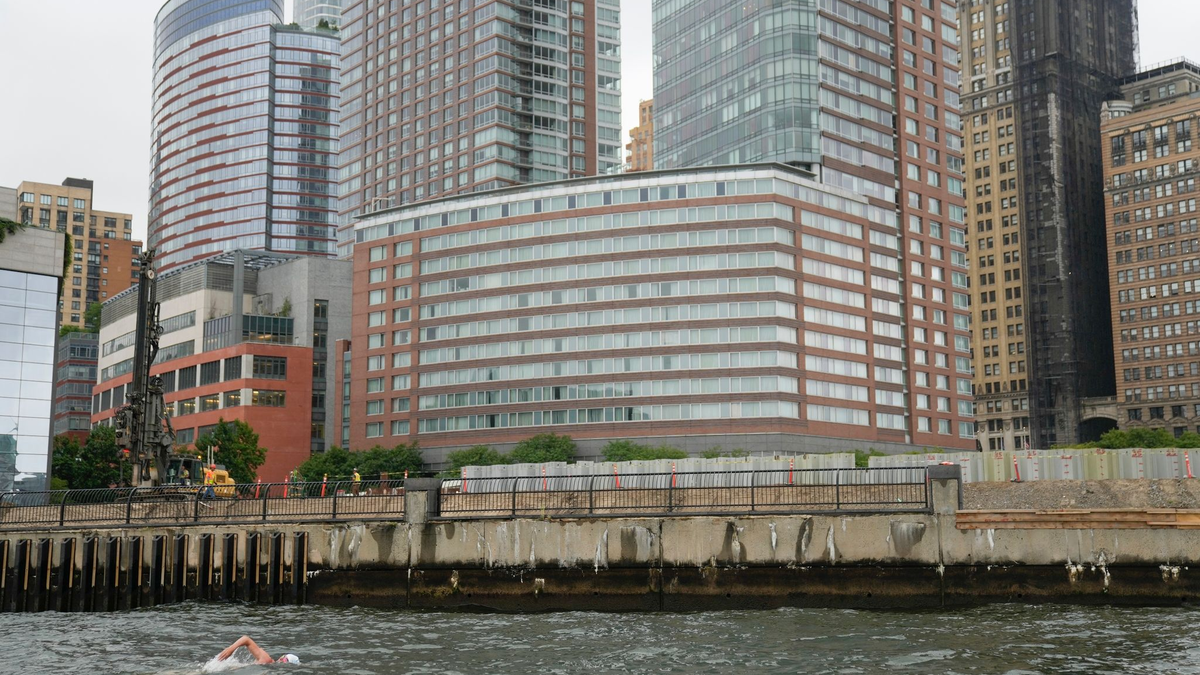 Lewis Pugh erreicht Lower Manhattan. Der 53-jährige Ausdauerschwimmer beendete dort seine einmonatige Flussreise entlang des gesamten Hudson River. - Foto: Seth Wenig/AP/dpa