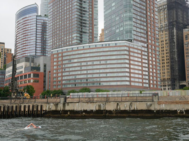 Lewis Pugh erreicht Lower Manhattan. Der 53-jährige Ausdauerschwimmer beendete dort seine einmonatige Flussreise entlang des gesamten Hudson River. - Foto: Seth Wenig/AP/dpa