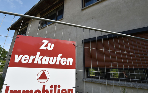 Wegen hoher Preise wir der Kauf einer Wohnung oder eines Hauses immer schwieriger. - Foto: Bernd Settnik/dpa-Zentralbild/dpa