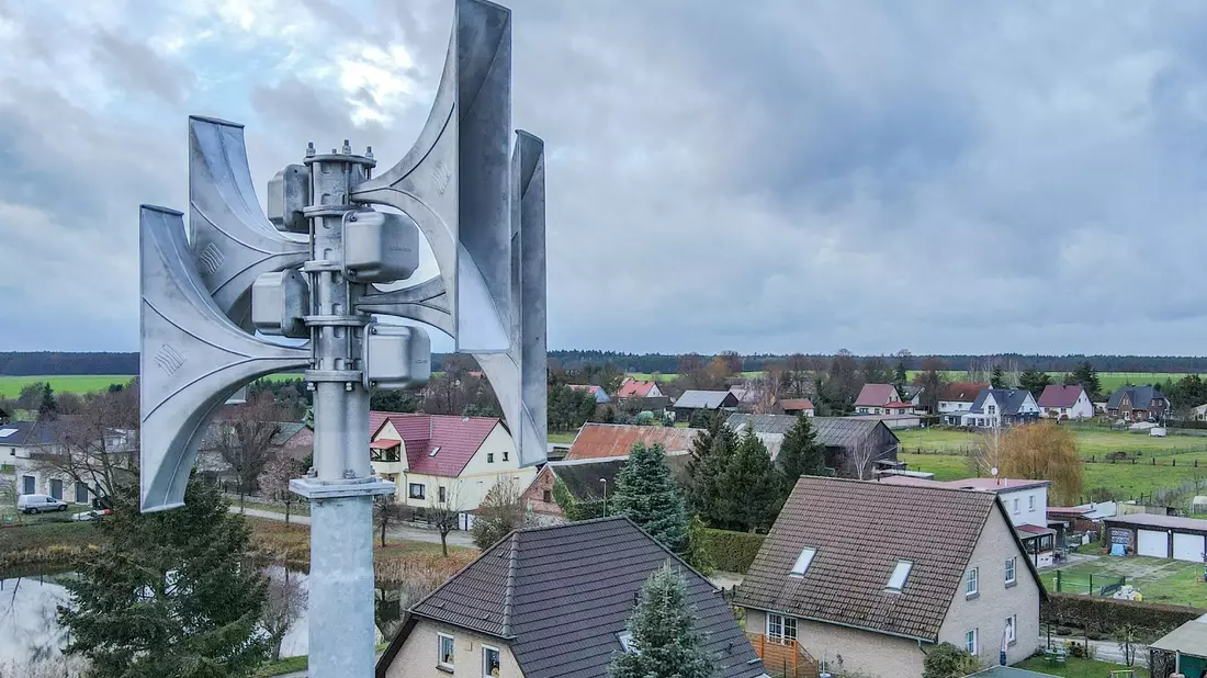 Zu den verschiedenen Kanälen, über die heute die Warnung abgesetzt wird, zählen Warn-Apps wie Nina oder Katwarn, Mitteilungen in Radio und Fernsehen, Sirenen, Informationstafeln in Städten sowie Warnungen auf den Bahnsteigen und in den Zügen der Deutschen Bahn. - Bild: Patrick Pleul/dpa