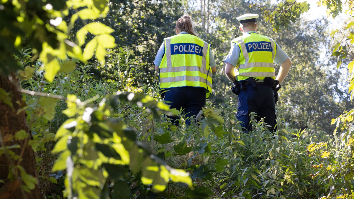 Polizisten sichern am 8. September einen möglichen Tatort an einem Bahndamm im Hamburger Stadtteil Lokstedt. - Foto: Bodo Marks/dpa