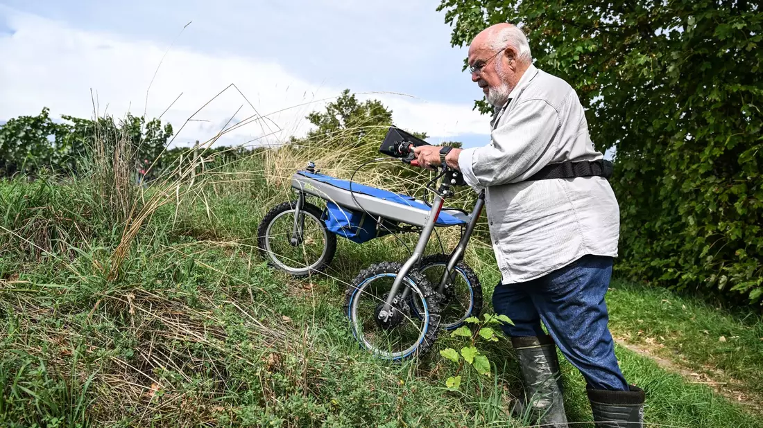 Der Erfinder und Maschinenbauer Gerhart Wissel aus Überlingen geht mit seinem Rollator in die Natur. - Bild: Felix Kästle/dpa