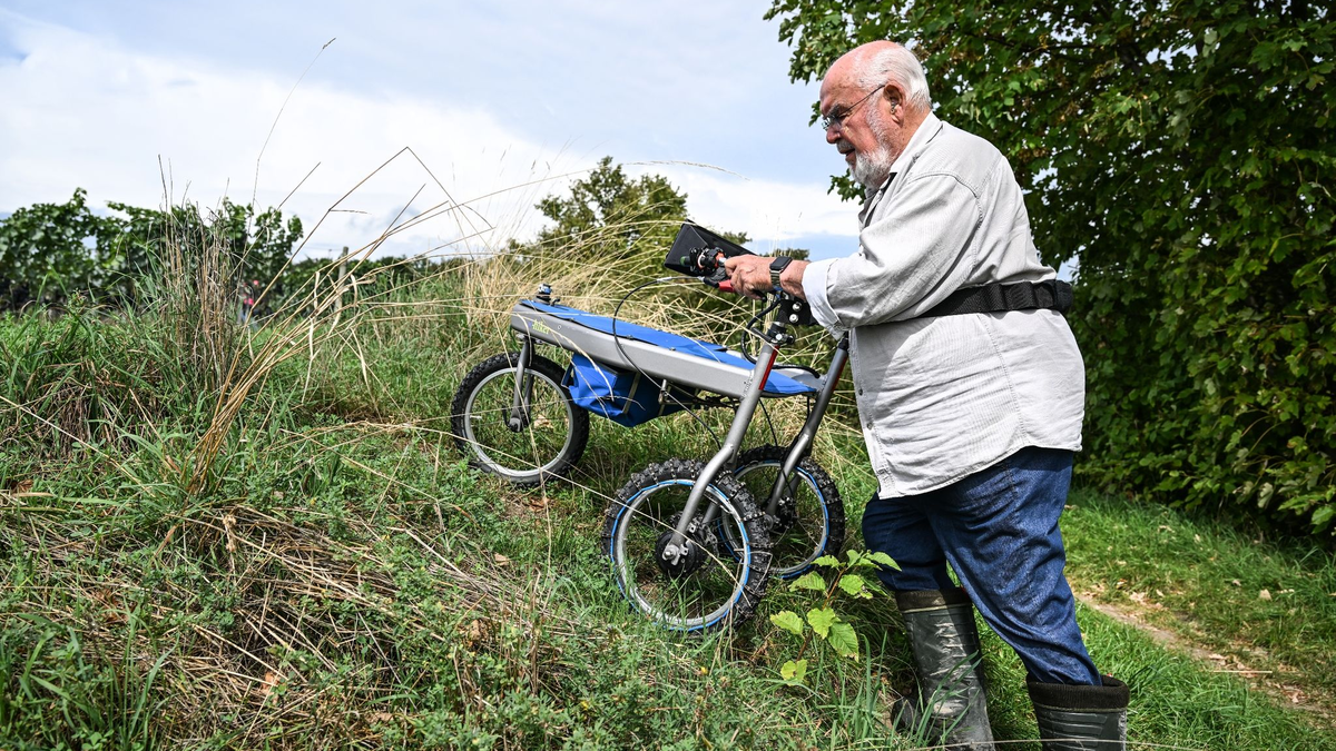 Der Erfinder und Maschinenbauer Gerhart Wissel aus Überlingen geht mit seinem Rollator in die Natur. - Foto: Felix Kästle/dpa