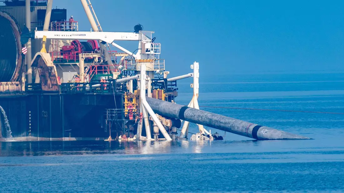 Auf dem Pipeline-Verlegeschiff „Castoro 10“ vor dem Strand von Lubmin bauen Fachleute an der Anbindungspipeline des umstrittenen Rügener Flüssigerdgas LNG-Terminal in Mukran. - Bild: Stefan Sauer/dpa