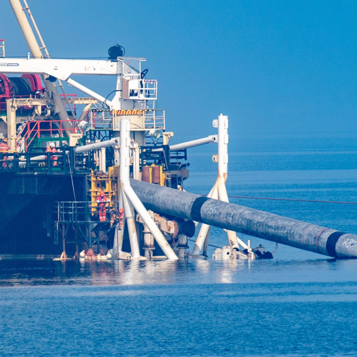 Auf dem Pipeline-Verlegeschiff „Castoro 10“ vor dem Strand von Lubmin bauen Fachleute an der Anbindungspipeline des umstrittenen Rügener Flüssigerdgas LNG-Terminal in Mukran. - Foto: Stefan Sauer/dpa