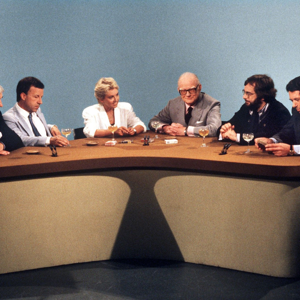 Fernseh-Moderator Werner Höfer (3.v.r.) im August 1987 mit seinen Gästen, darunter die ehemaligen Regierungssprecher Klaus Bölling (r) und Peter Boenisch (l). - Foto: Franz-Peter Tschauner/dpa