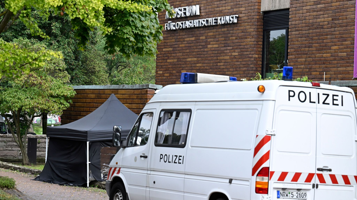 Die Spurensicherung der Polizei untersucht den Einbruch ins Museum für Ostasiatische Kunst in Köln. - Foto: Roberto Pfeil/dpa