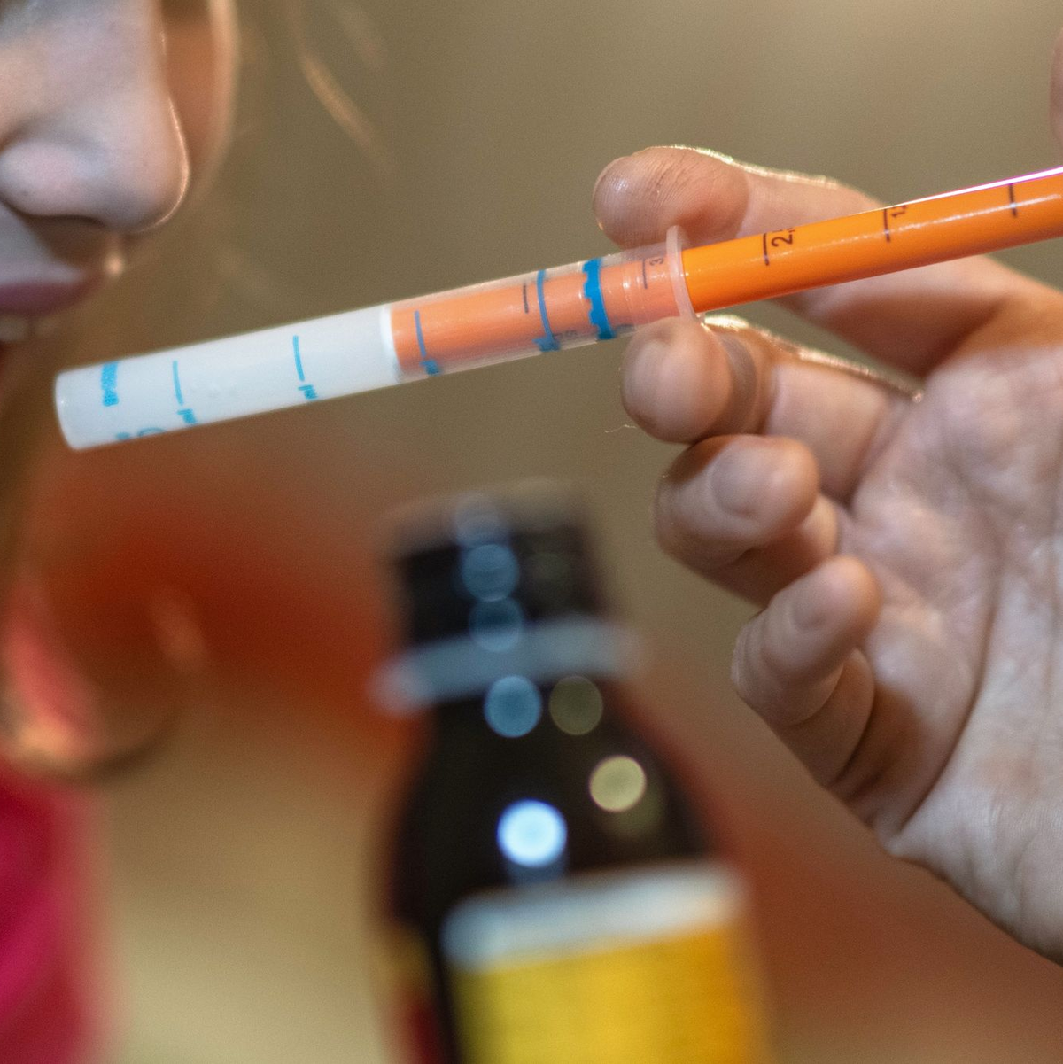 Unter anderem Schmerzsäfte für Kinder waren während der letzten Infektionswellen im Winter knapp. - Foto: Hendrik Schmidt/dpa