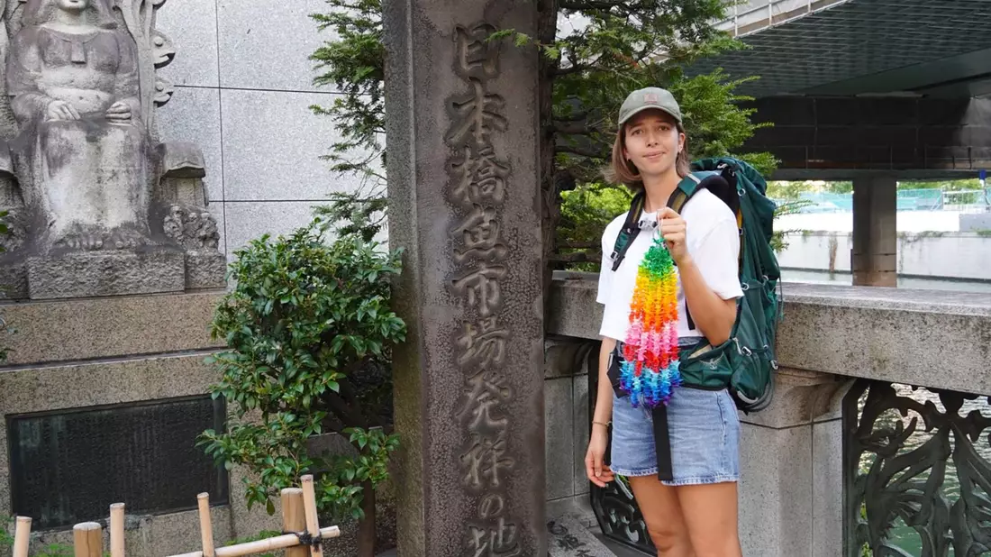 Eva Fritz hält eine Kette aus bunten  Papierkranichen in der Hand. Sie will von Tokio aus zweieinhalb Monate lang mit Rucksack und Zelt 1000 Kilometer über Kyoto bis nach Hiroshima wandern. - Bild: Eva Fritz/privat/dpa