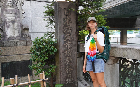 Eva Fritz hält eine Kette aus bunten Papierkranichen in der Hand. Sie will von Tokio aus zweieinhalb Monate lang mit Rucksack und Zelt 1000 Kilometer über Kyoto bis nach Hiroshima wandern. - Foto: Eva Fritz/privat/dpa Eva Fritz hält eine Kette aus bunten Papierkranichen in der Hand. Sie will von Tokio aus zweieinhalb Monate lang mit Rucksack und Zelt 1000 Kilometer über Kyoto bis nach Hiroshima wandern. - Foto: Eva Fritz/privat/dpa