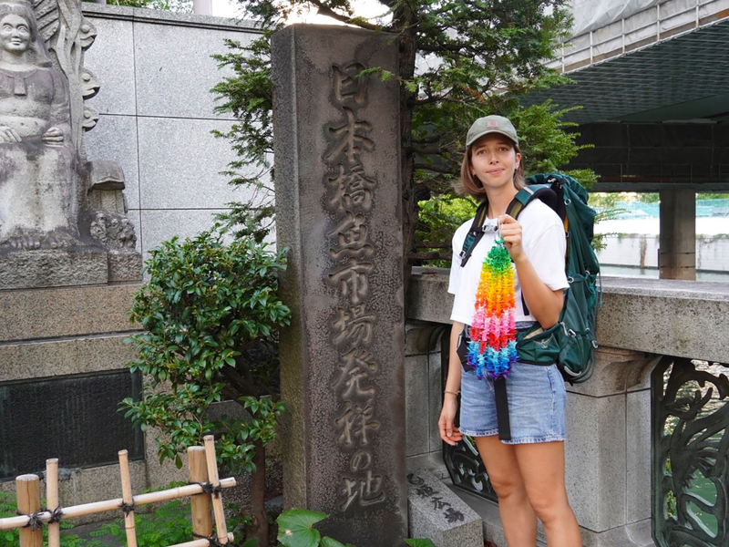 Eva Fritz hält eine Kette aus bunten  Papierkranichen in der Hand. Sie will von Tokio aus zweieinhalb Monate lang mit Rucksack und Zelt 1000 Kilometer über Kyoto bis nach Hiroshima wandern. - Foto: Eva Fritz/privat/dpa