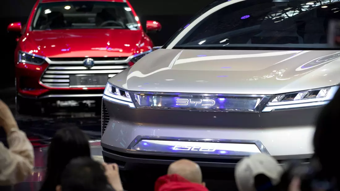 Der chinesische E-Autobauer BYD soll vom chinesischen Staat massive Subventionen erhalten haben. - Bild: Mark Schiefelbein/AP/dpa