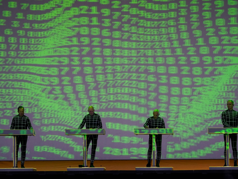Ralf Hütter (l-r), Henning Schmitz, Fritz Hilpert und Falk Grieffenhagen von Kraftwerk auf der Bühne. - Foto: Alberto Pezzali/Invision/AP/dpa