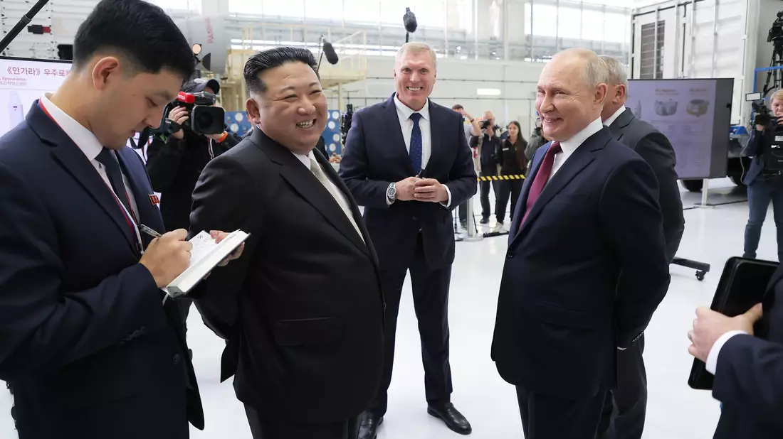 Wladimir Putin und Kim Jong Un beim Besuch des Weltraumbahnhofs Wostotschny außerhalb der Stadt Ziolkowski. - Bild: Uncredited/KCNA/KNS/dpa