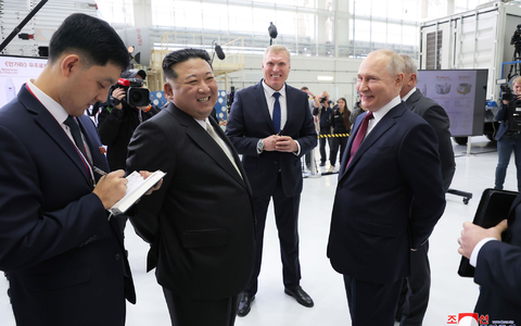 Wladimir Putin und Kim Jong Un beim Besuch des Weltraumbahnhofs Wostotschny außerhalb der Stadt Ziolkowski. - Foto: Uncredited/KCNA/KNS/dpa Wladimir Putin und Kim Jong Un beim Besuch des Weltraumbahnhofs Wostotschny außerhalb der Stadt Ziolkowski. - Foto: Uncredited/KCNA/KNS/dpa